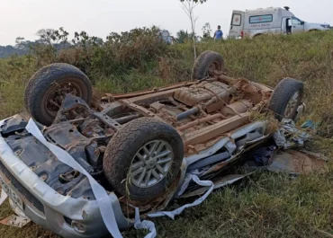 Duas pessoas morrem e outras duas ficam feridas após caminhonete capotar na BR-364 em Porto Velho